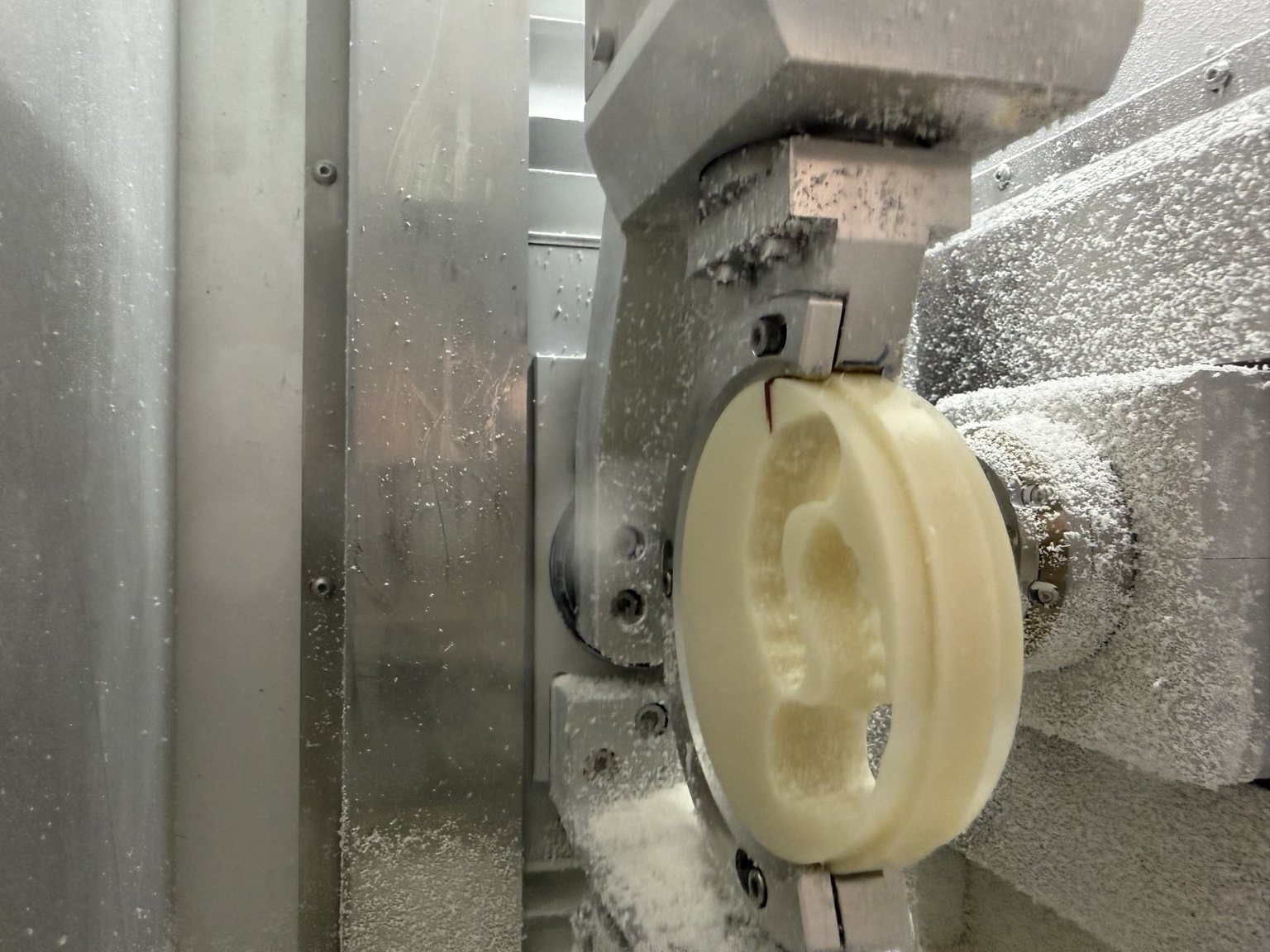 CAD/CAM-Maschine beim Fräsen eines Zahnersatzes